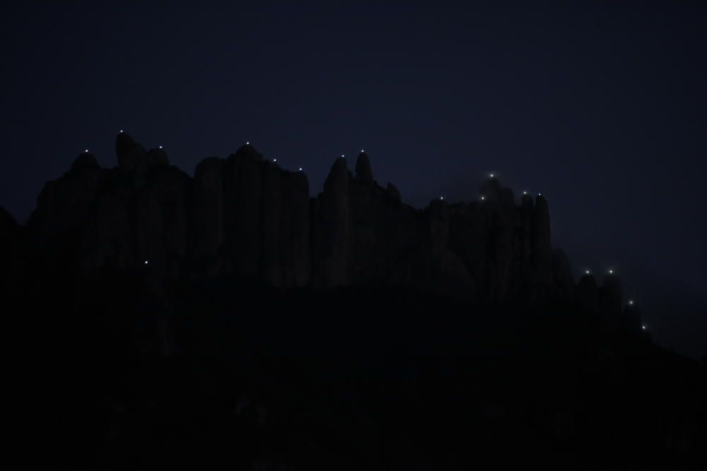 «Llum i llibertat» il·lumina les agulles de Montserrat