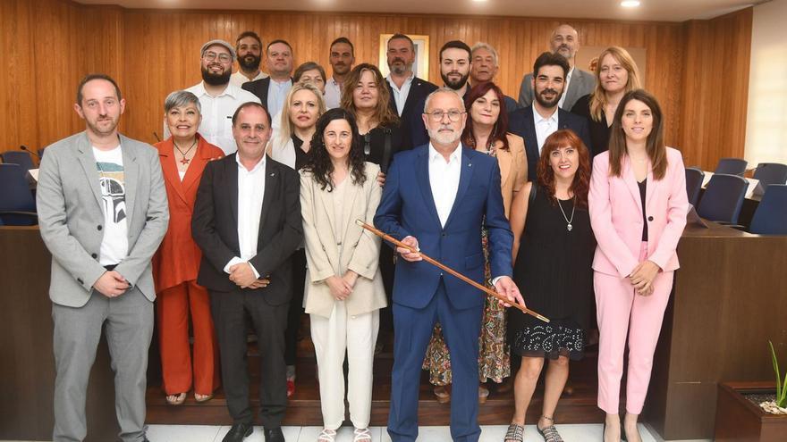 La Corporación de Cambre formada tras las elecciones de 2023, con Pan y Patiño en el centro.