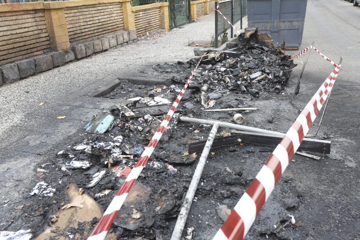 Contenedores quemados en Oliver-Valdefierro