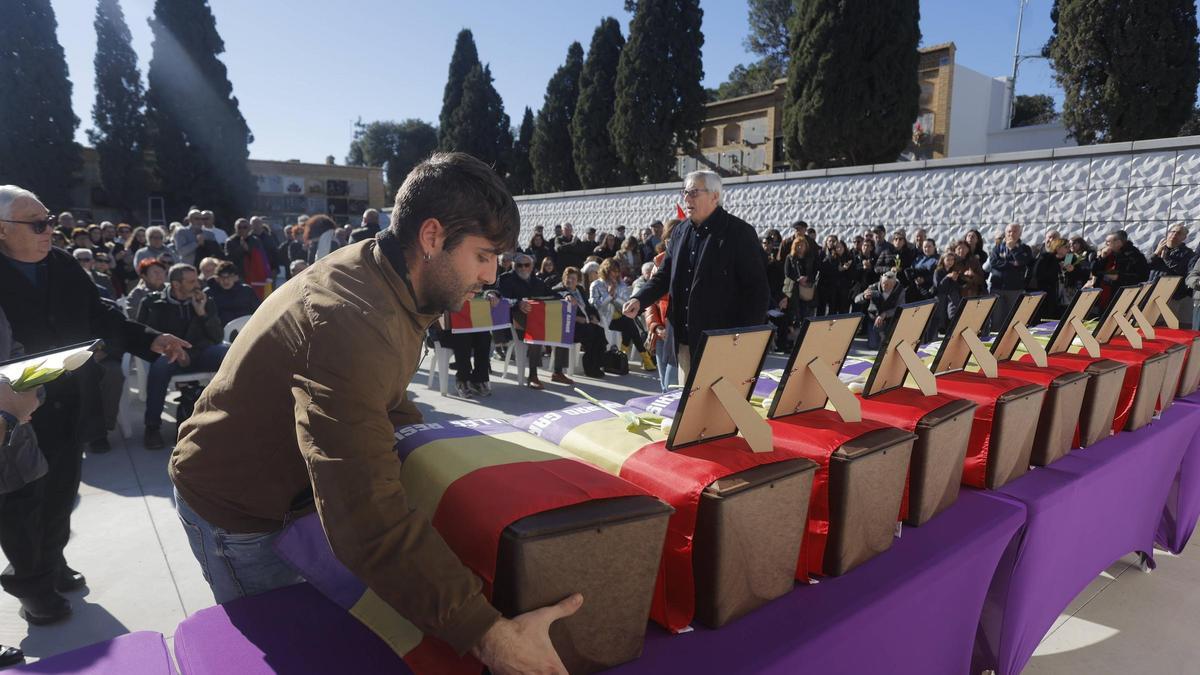 Entrega de restos de fusilados de la guerra civil en el cementerio de Paterna. Fosa de la cultura .