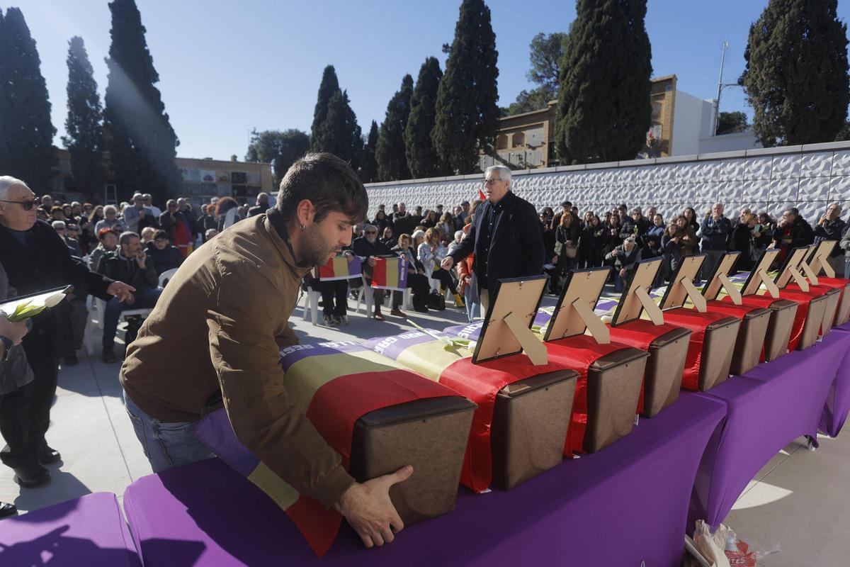 Entrega de restos de fusilados de la guerra civil en el cementerio de Paterna. Fosa de la cultura .