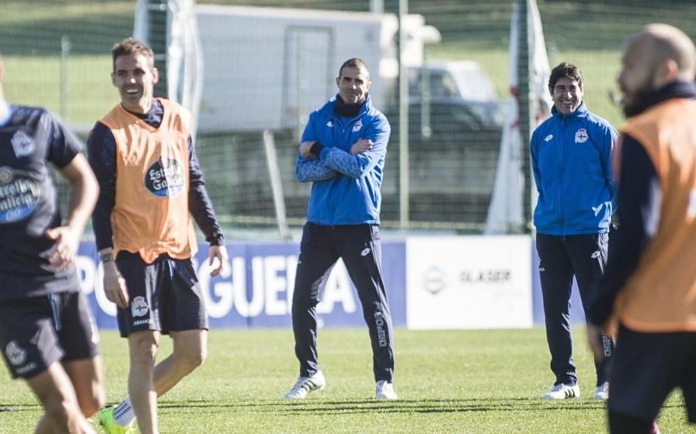 Penúltima sesión de entrenamiento en Abegondo antes de recibir al Alavés en Riazor con acciones a balón parado, calentamiento, rondos...