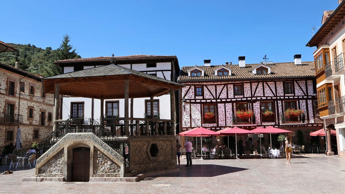 Ezcaray, situado en la parte alta del Valle del Oja y próximo a la estación de Valdezcaray, es uno de los pueblos más visitados de La Rioja.