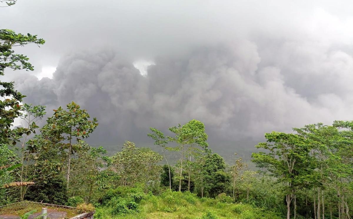 La isla de Java (Indonesia), en alerta por la erupción del volcán Semeru