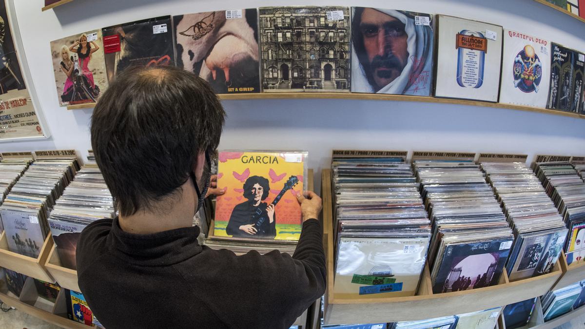 Un cliente mira discos en Barcelona City Records, este viernes.