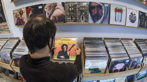 Un cliente mira discos en Barcelona City Records, este viernes.