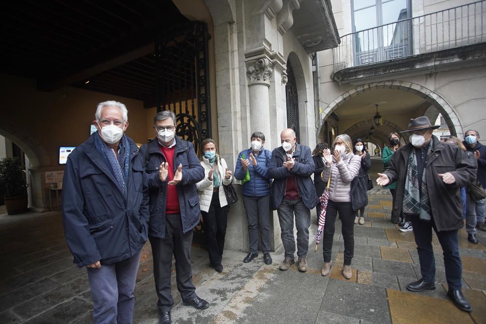 Companys, amics i familiars acomiaden en un acte sorpresa a l'interventor municipal