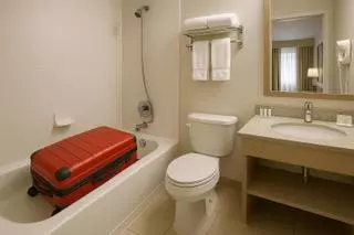 La maleta siempre en la bañera del hotel: este es el motivo por el que los expertos aconsejan esta práctica
