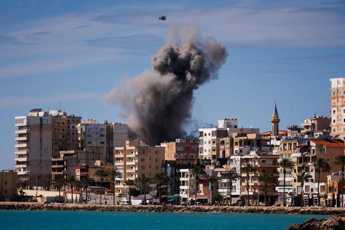 Una columna de humose eleva desde el lugar de un ataque aéreo israelí en las afueras orientales de Tiro, en el sur del Líbano, el 24 de marzo de 2026