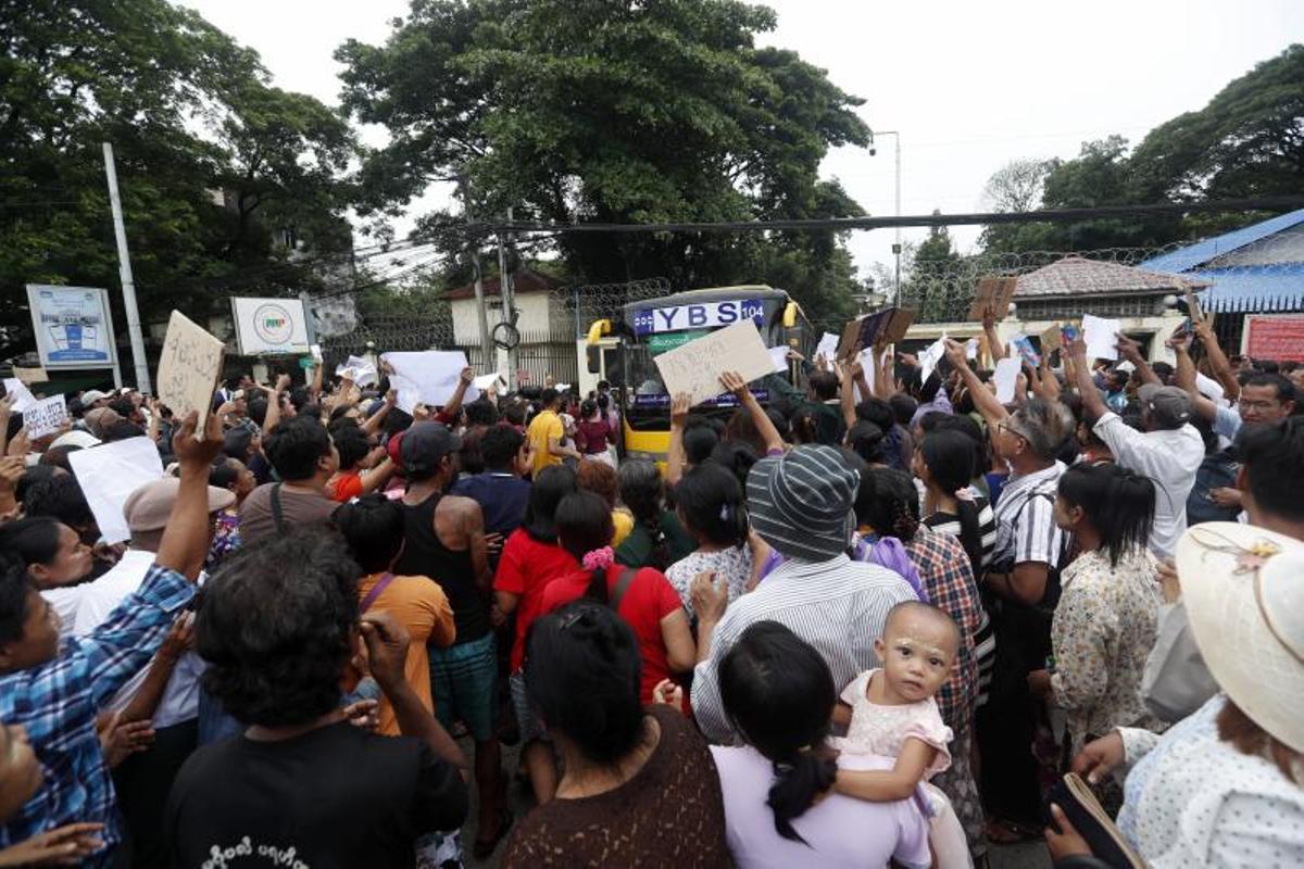 El ejército de Myanmar anunció una amnistía para más de 7.700 detenidos, el Día de la Luna Llena de Waso