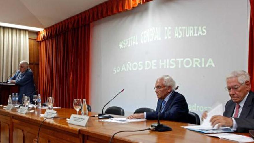 De izquierda a derecha, César Sánchez Álvarez-Pedrosa, Fernando Alonso Lej y Manuel Gordón, en el acto de ayer.