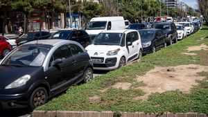Coches aparcados en una avenida de Barcelona.
