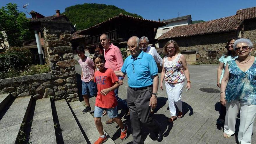 El profesor Martínez y su familia, en un momento de la ruta.