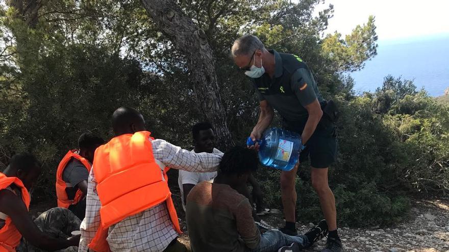 Agentes de la Guardia Civil han repartido agua y alimentos entre los migrantes.