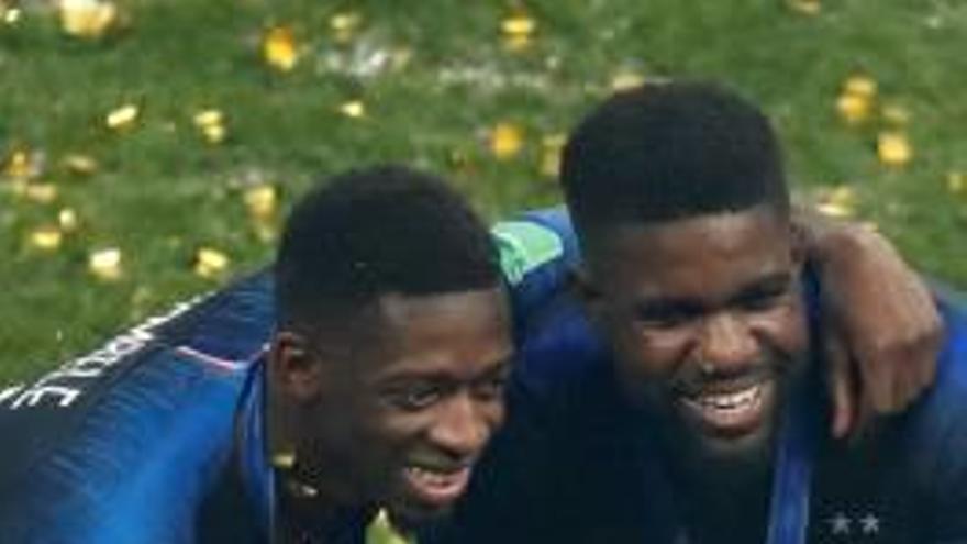 Dembélé i Umtiti amb el trofeu