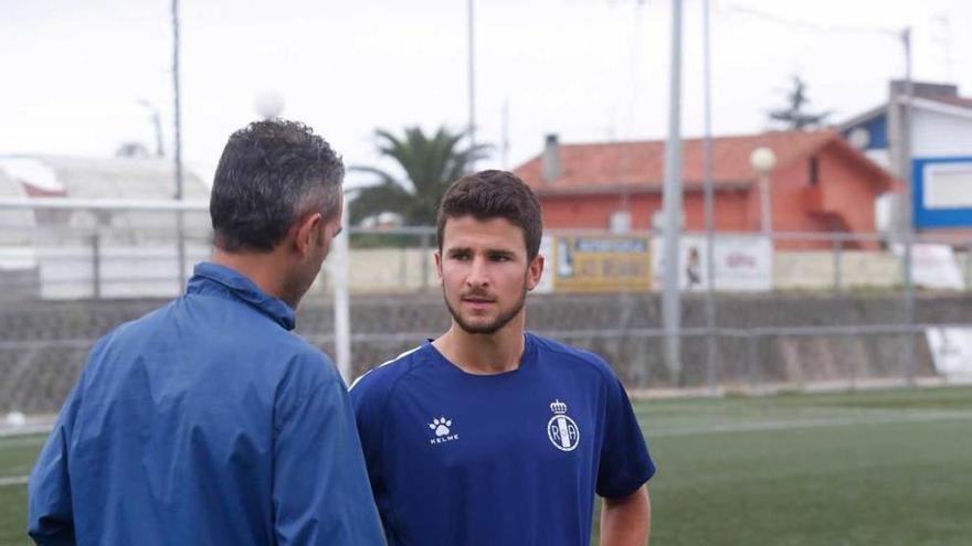 Pablo Lago habla con Serger, que deja el club.