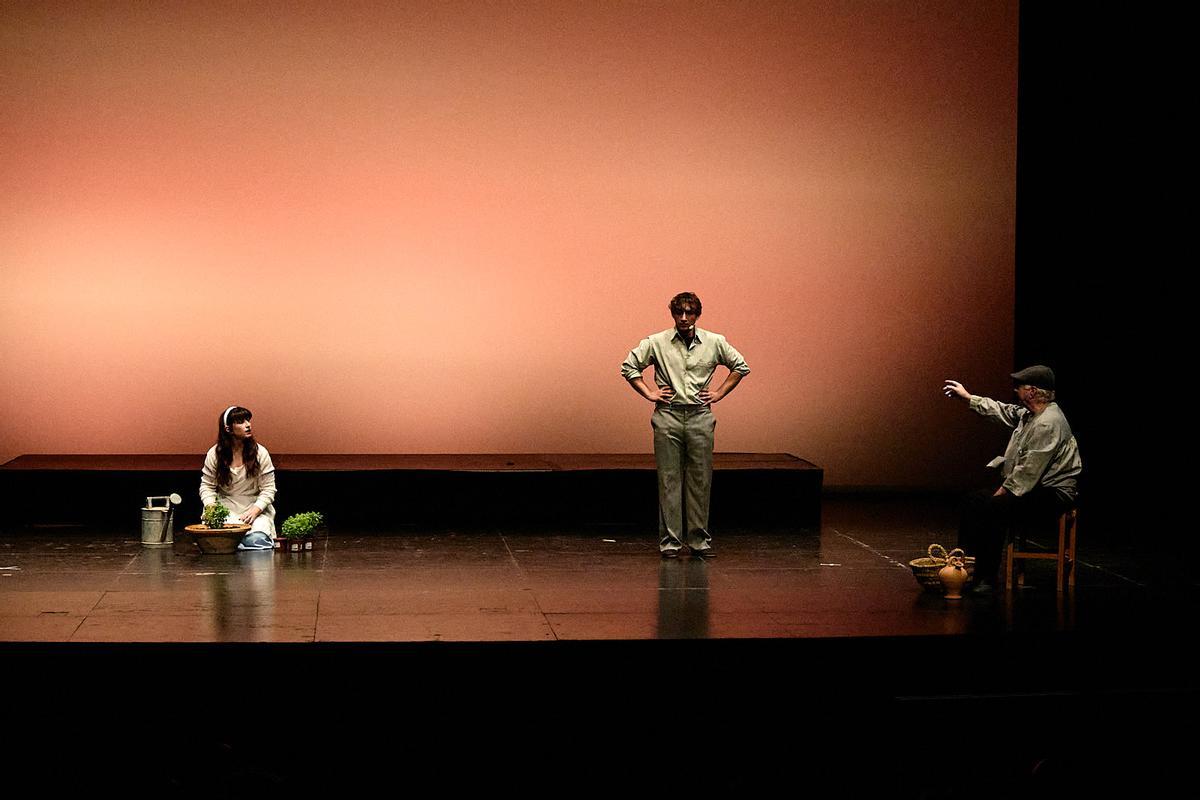 Un moment de la representació de l'obra 'El riu ve crescut'.