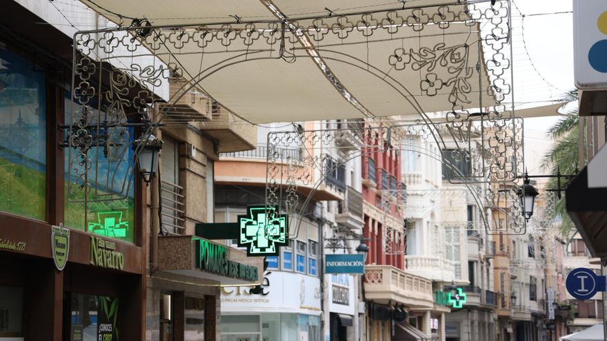 Luces en las calles y flores en los huertos listas para las Fiestas de Elche