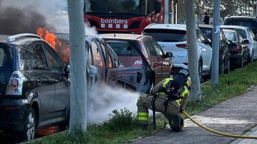 Imagen del vehículo incendiado