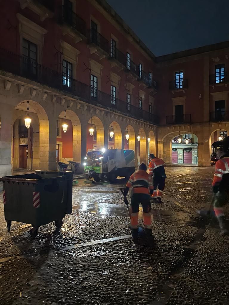 Los residuos que deja la Nochevieja de Gijón, en imágenes