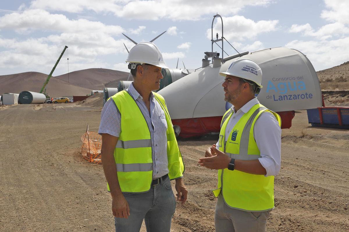 Domingo Cejas y Jacobo Medina supervisan la instalación de cuatro nuevos aerogeneradores en el Parque Eólico de San Bartolomé