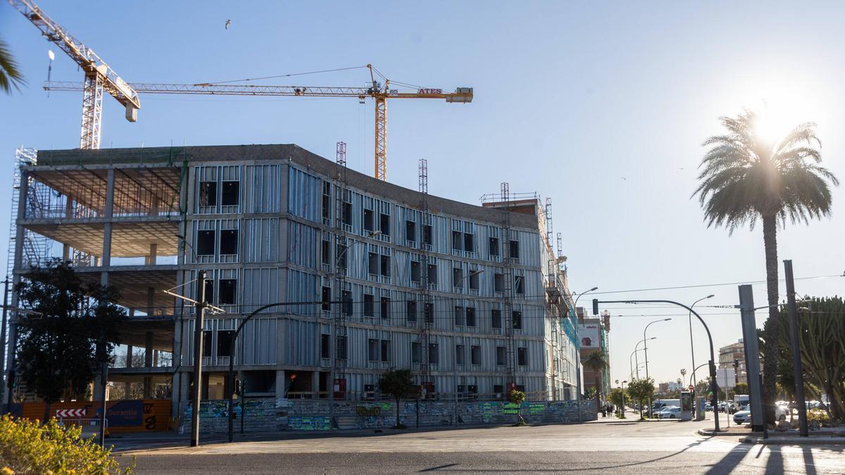 Trabajo de construcción de la nueva residencia de estudiantes frente a la Universitat Politècnica de València.