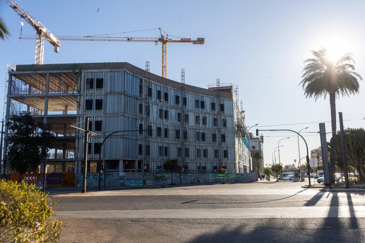 Trabajo de construcción de la nueva residencia de estudiantes frente a la Universitat Politècnica de València.