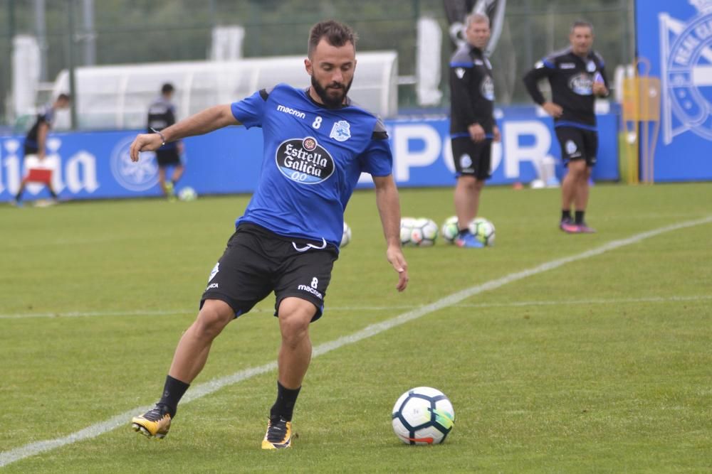 El internacional suizo se ha reincorporado este martes a los entrenamientos del Deportivo para preparar el partido ante la Real Sociedad.