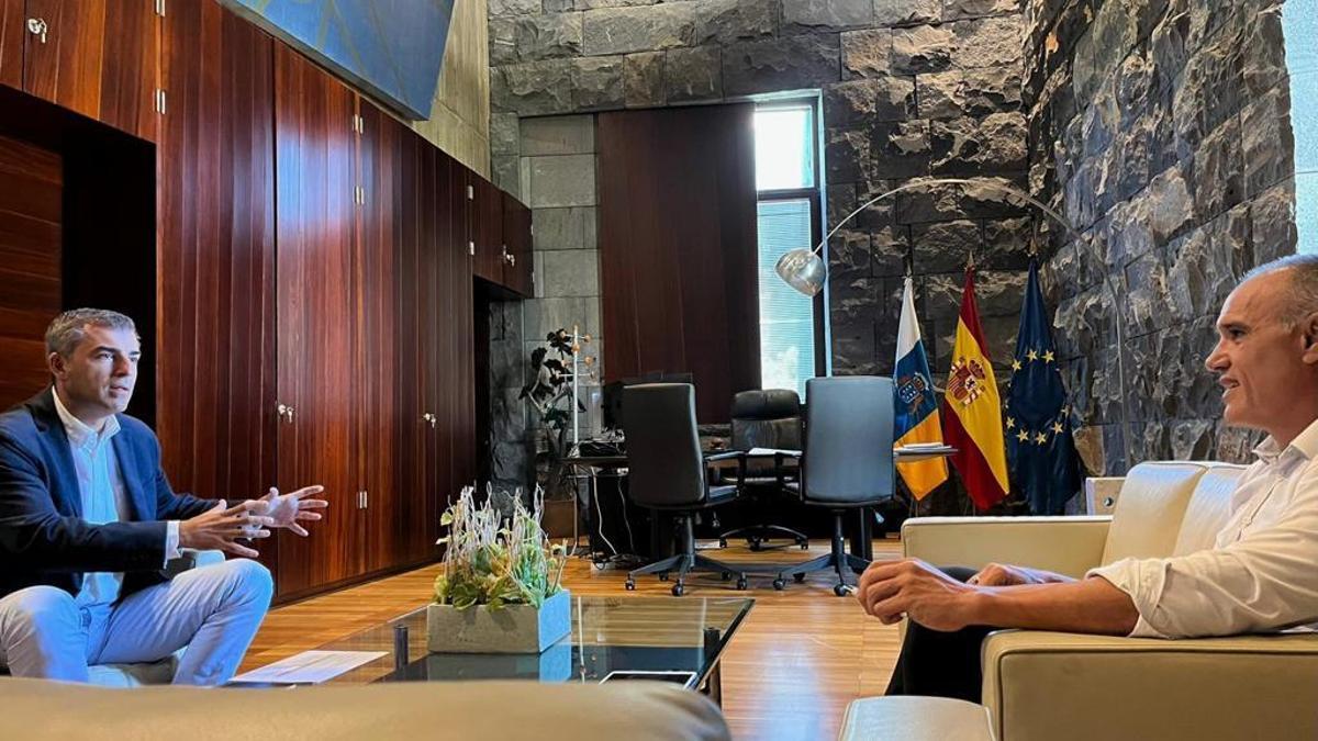 Manuel Domínguez, vicepresidente y consejero de Economía del Gobierno de Canarias, charla durante un encuentro institucional con José Ramón Barrera, el comisionado del Régimen Económico y Fiscal.
