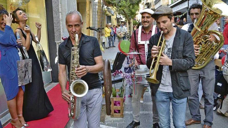 Gran ambiente festivo en el carrer Ciutat