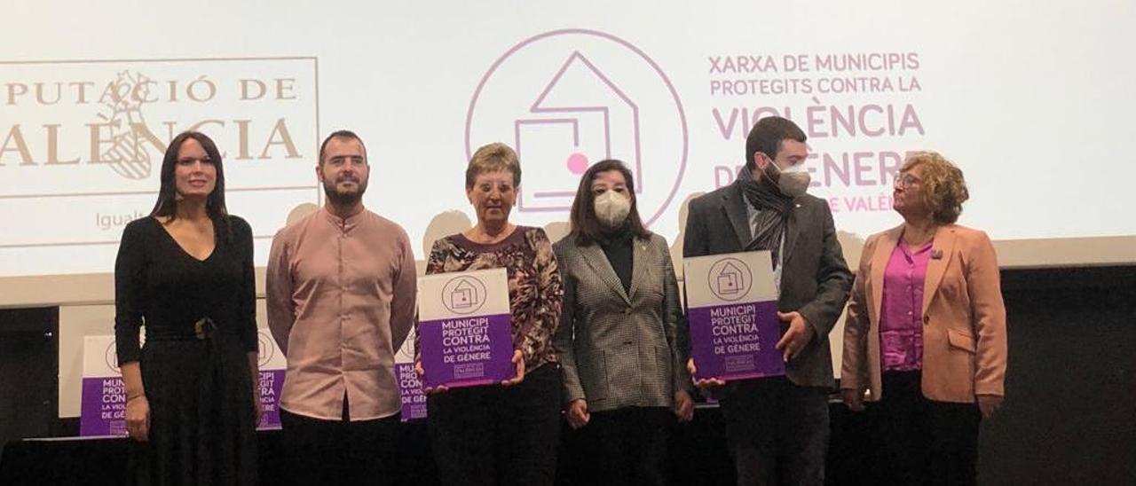 Los miembros del consistorio de La Pobla de Farnals junto a la placa en el acto de bienvenida.