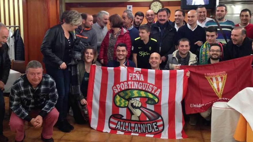 A la izquierda, foto de familia de la peña de Allande. Junto a estas líneas, la mesa presidencial en Torazu: Conchita Forcelledo, Manolita Busta, Elías Llano, Iván Allende, Raimundo Roces, Jorge Meré, Delfín Meré, Raquel Vega, Jorge Guerrero, Ricardo Llerandi, Miguel Coviella y Genaro Alonso.