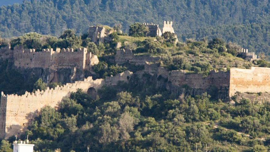 Perspectiva de les restes del castell, el monument més representatiu del poble de Corbera. | PERALES IBORRA