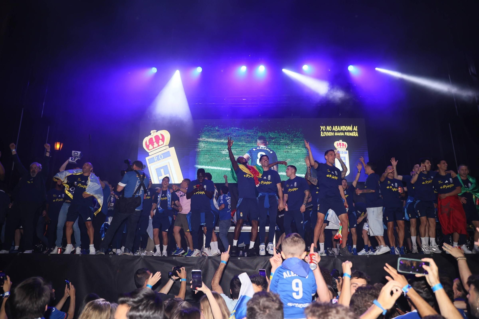 EN IMÁGENES | Así se celebró el ascenso del Oviedo a Primera: la afición estalla en una noche histórica
