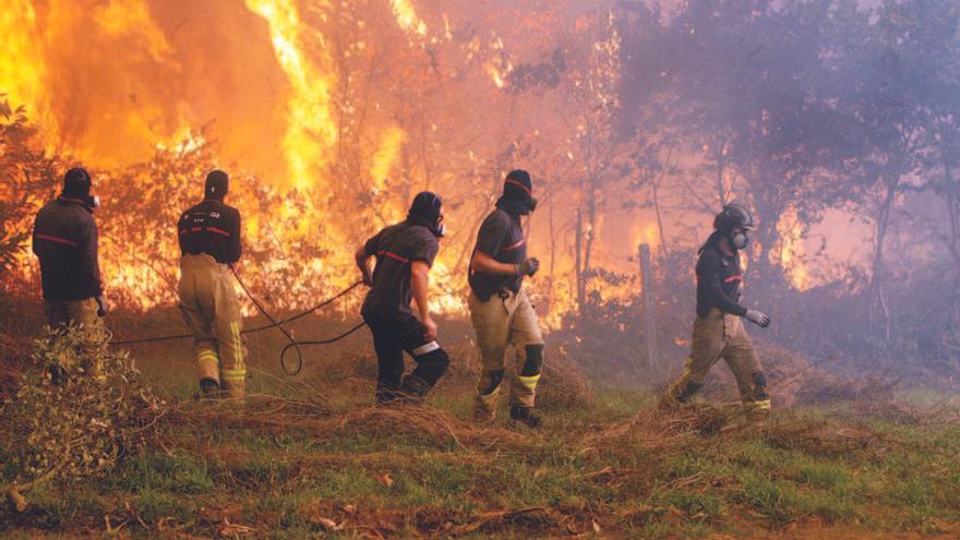 Bomberos en Zamáns durante la oleada de incendios. // Efe