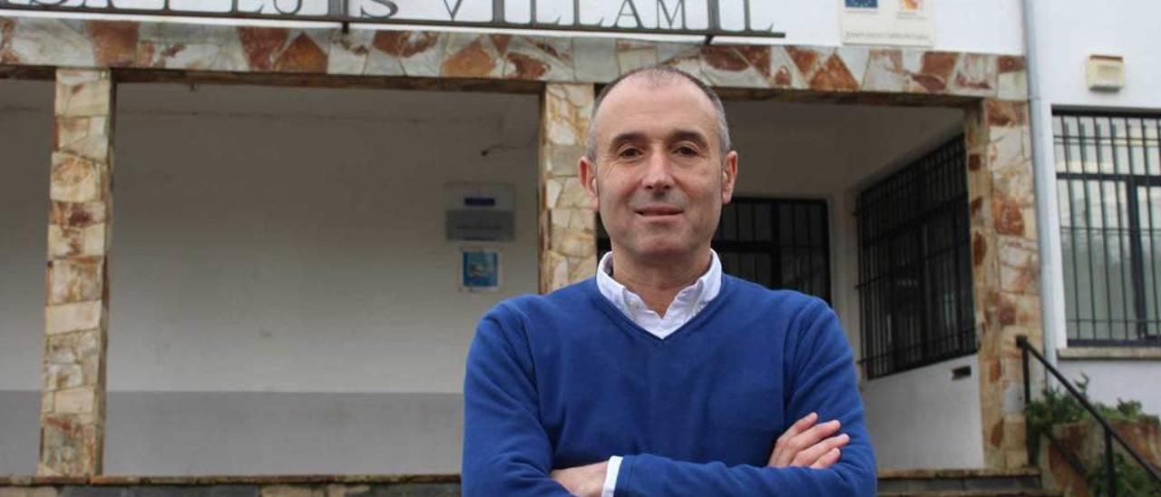 Luis Felipe Fernández, en la entrada principal del instituto veigueño.