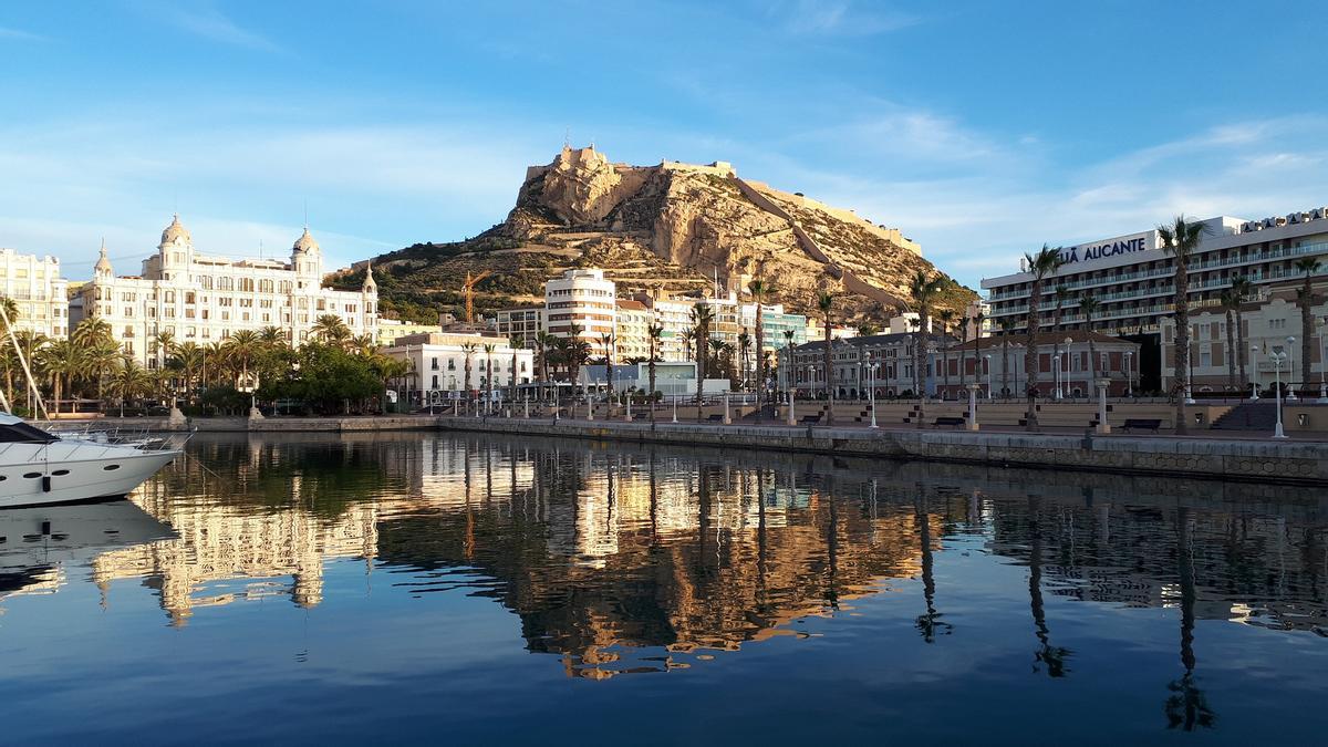 El castillo de Santa Bárbara tiene origen árabe y se encuentra en lo alto del Benacantil