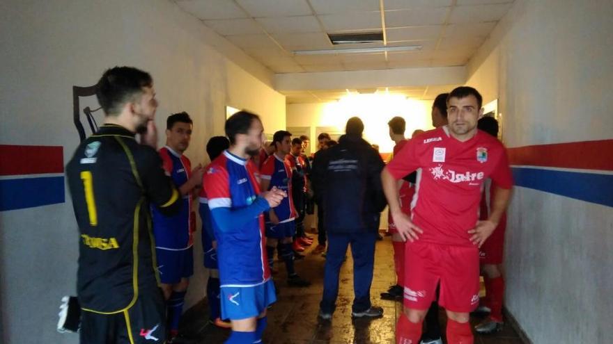 Los jugadores del Langreo y del Colunga antes de salir al campo en un partido que al final no se disputó