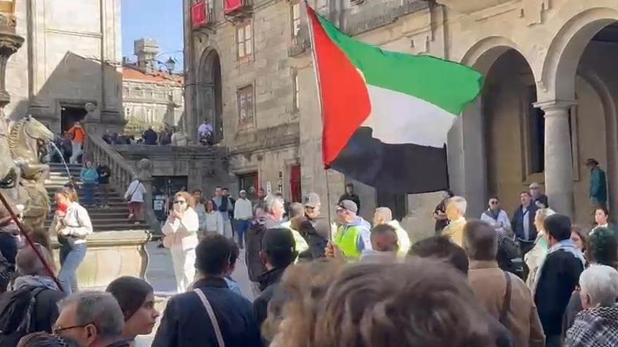 Un hombre increpa a los manifestantes en Praza de Praterías