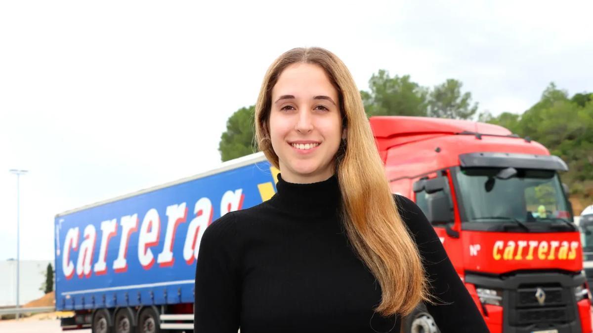 La historia de Andrea García, la camionera más joven de España al frente de un tráiler