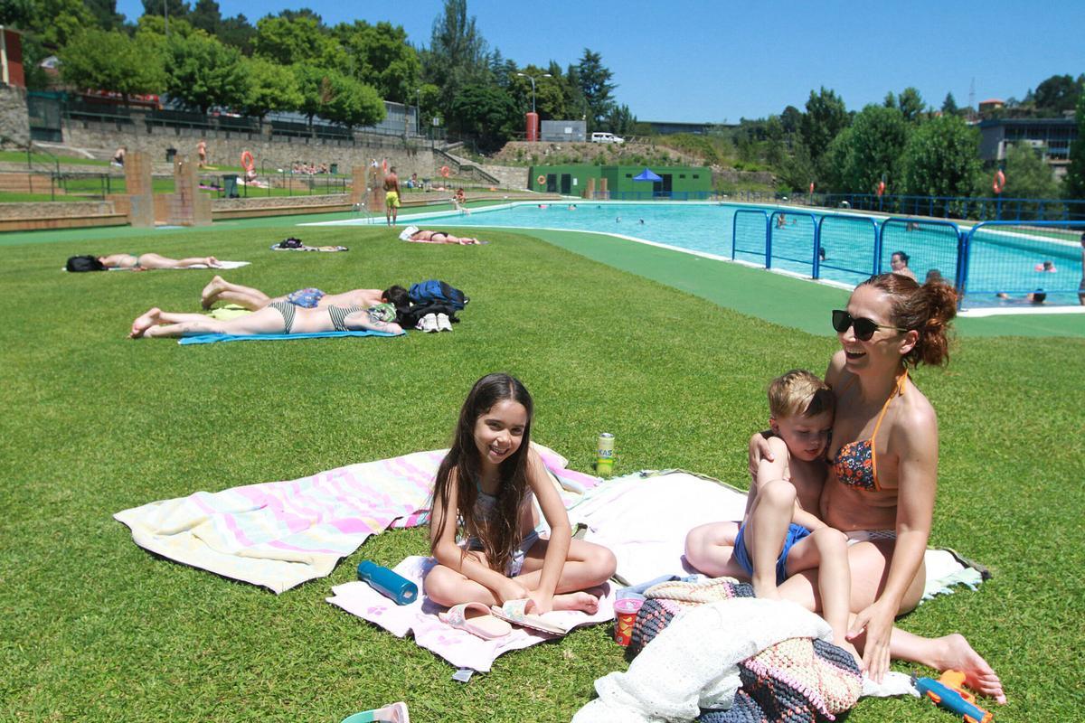 Una familia disfruta de las piscinas de Oira.