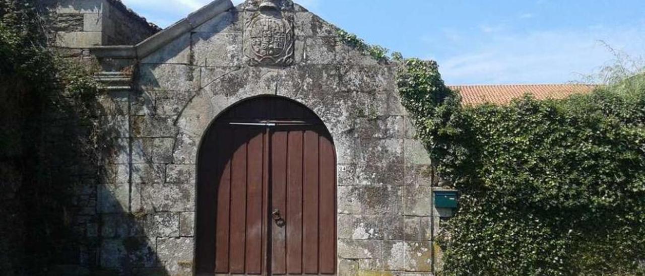 Puerta de entrada al pazo de Barcia, del que era originaria la madre de Felipe Gil.