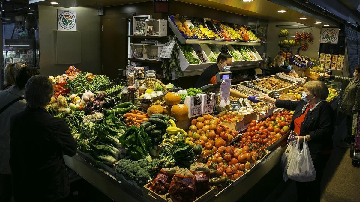 Puesto de frutas y verduras en el Mercat del Ninot de Barcelona.