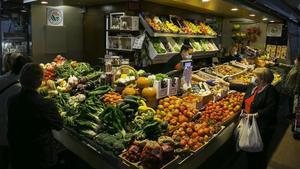 Puesto de frutas y verduras en el Mercat del Ninot de Barcelona.