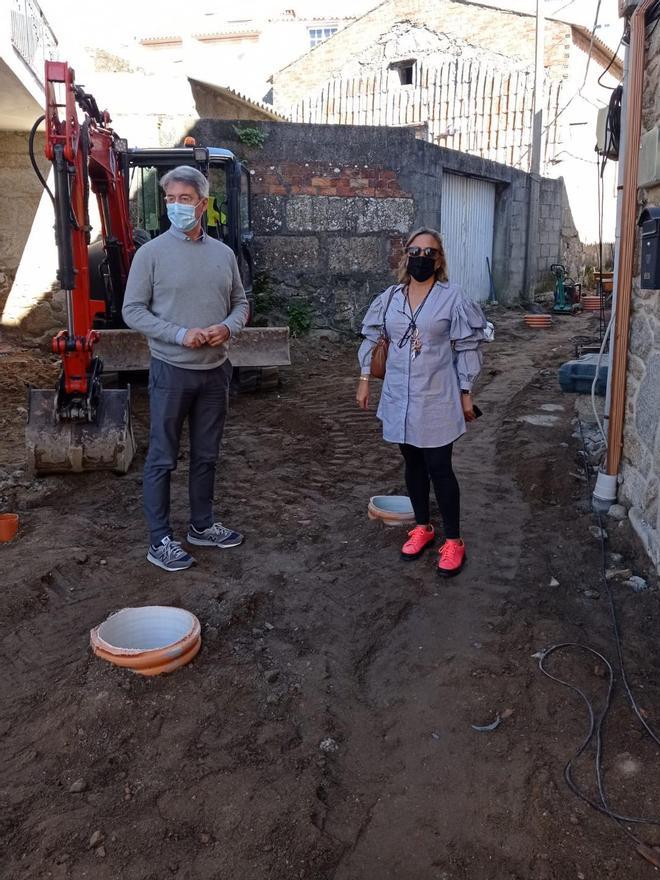 El alcalde, José Cacabelos, con la edil Ángeles Domínguez, en la calle Eitón.