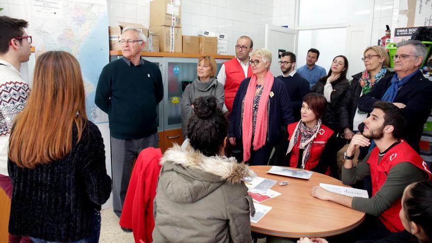 Cruz Roja expone a Joan Ribó sus proyectos sociales y estratégicos en València