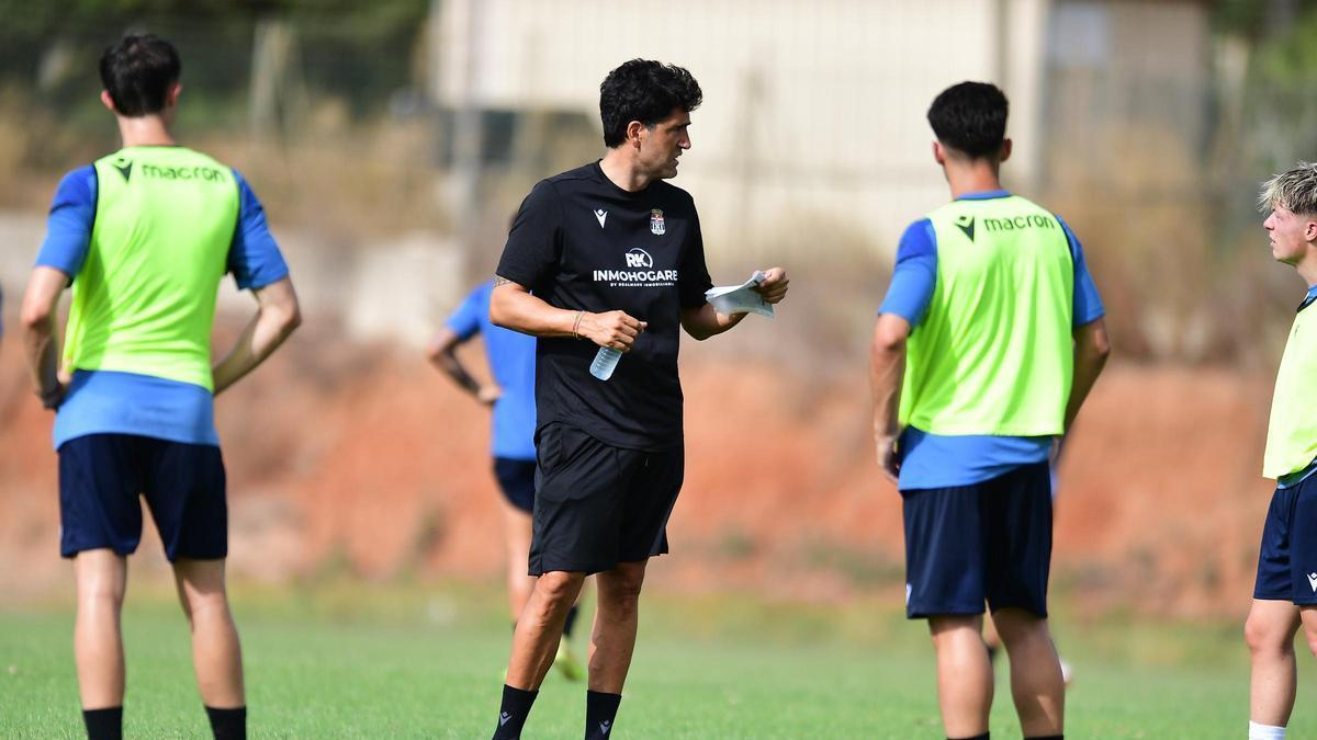 Íñigo Vélez da instrucciones en un entrenamiento de pretemporada