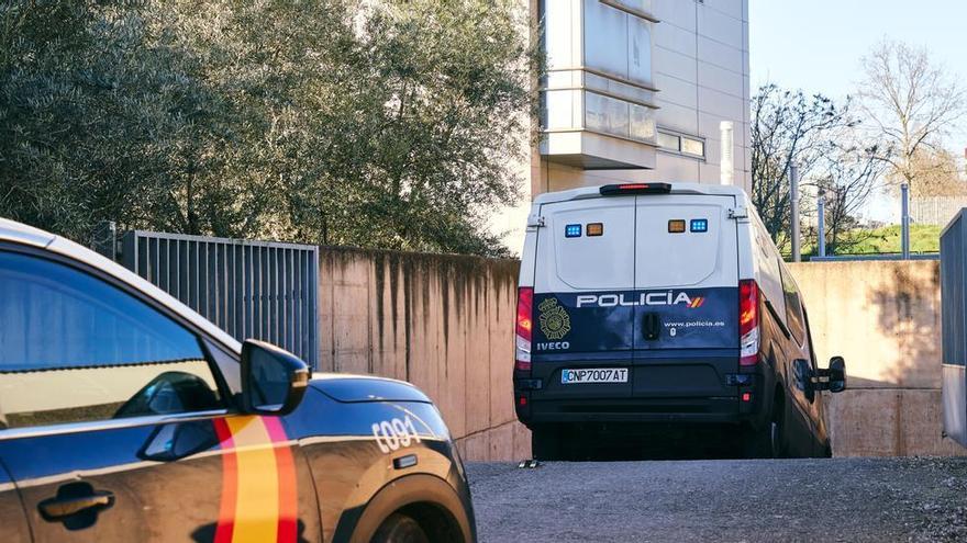 Los dos acusados entran en el palacio de justicia de Cáceres.