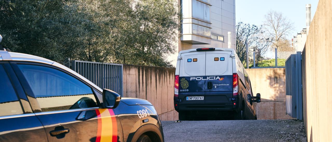 Los dos acusados entran en el palacio de justicia de Cáceres.