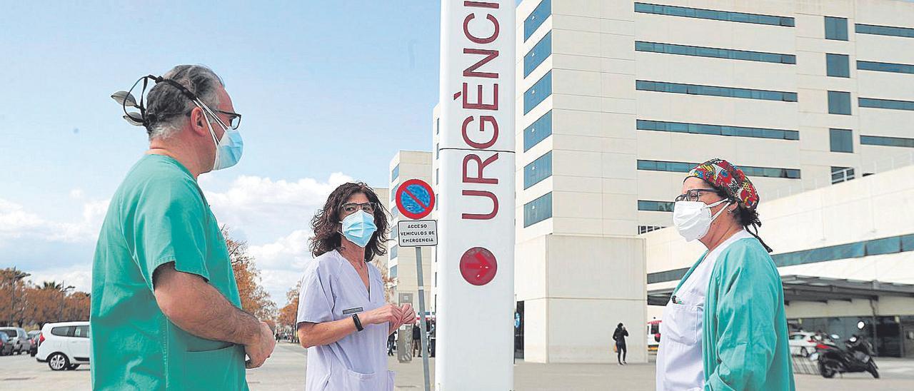 Sanitarios en el hospital La Fe de València